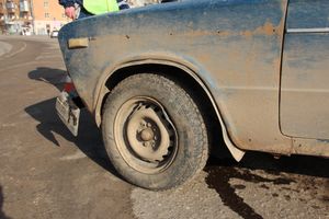 В Великих Луках водитель сбил на остановке женщину и ребенка (ФОТО)