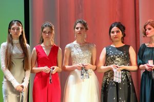 Великолукским выпускникам вручили медали «За особые успехи в учении» (ФОТО)