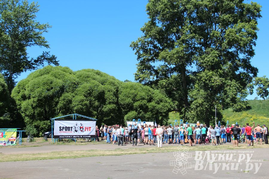 В Великих Луках состояли соревнования по подтягиванию на турнике (фото)
