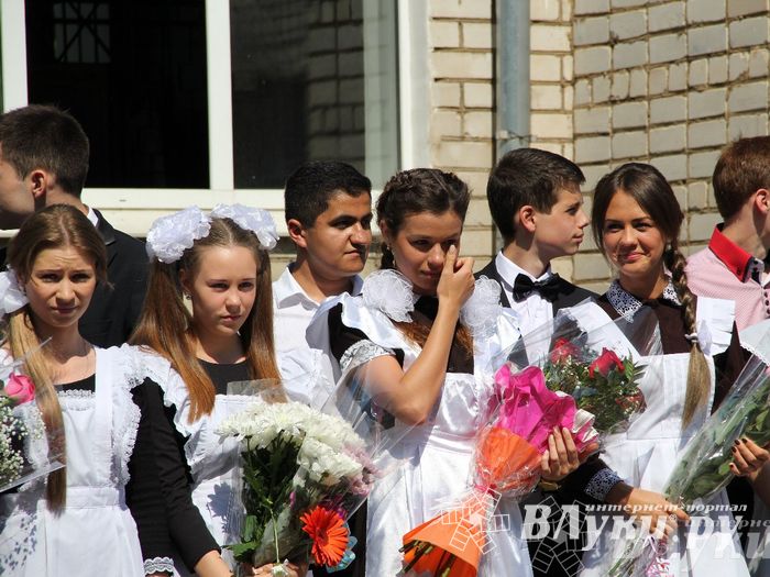 В Великих Луках прозвенели «Последние звонки»