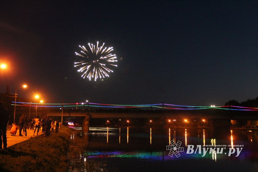 Праздничный салют в честь Дня Победы был дан в Великих Луках (ФОТО)