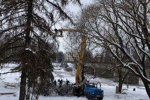 Великие Луки продолжают украшать к Новому году