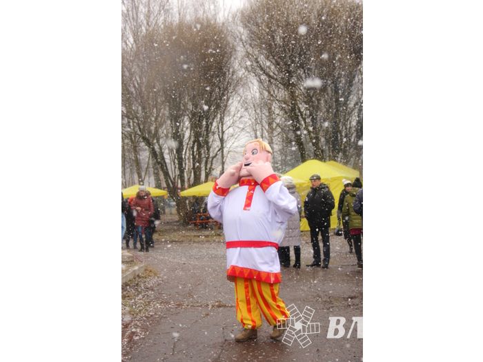 В Великих Луках сожгли Масленицу (фото)
