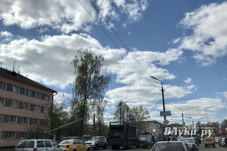 В Великих Луках мусоровоз «притёрся» к охране (ФОТО)