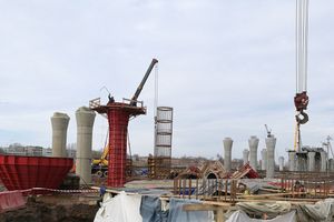 В Великих Луках устанавливают металлоконструкции пролетного строения путепровода (ФОТО)