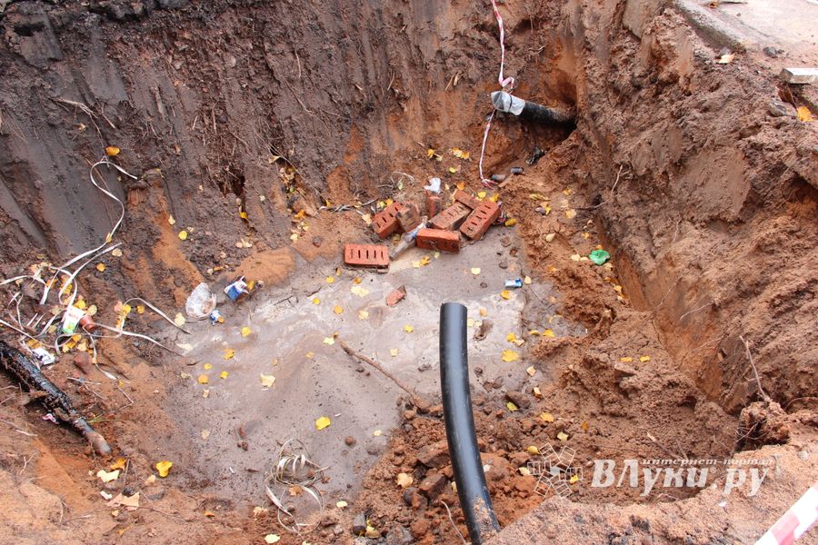 На ул. Тимирязева в Великих Луках идёт устранение «пробоя» (ФОТО)