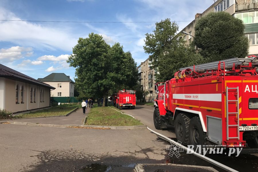 В Великих Луках пожарные тушат барак (ФОТО)