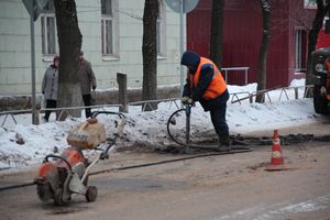 И в оттепель, и в мороз в Великих Луках продолжается ремонт дорог (ФОТО)