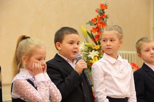 Зачем самых младших учеников 13-й школы испачкали мелом (ФОТО)