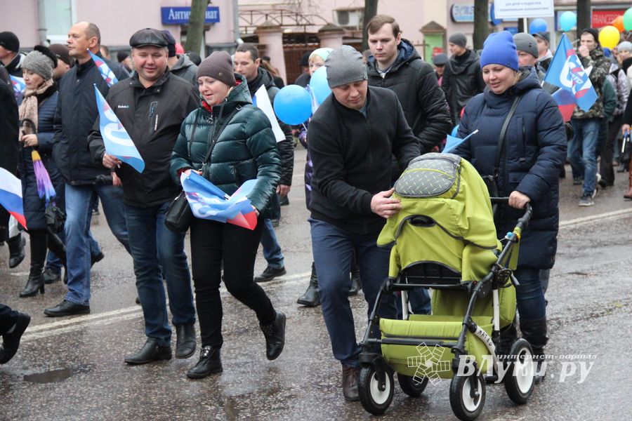 В Великих Луках прошло праздничное шествие (ФОТО)