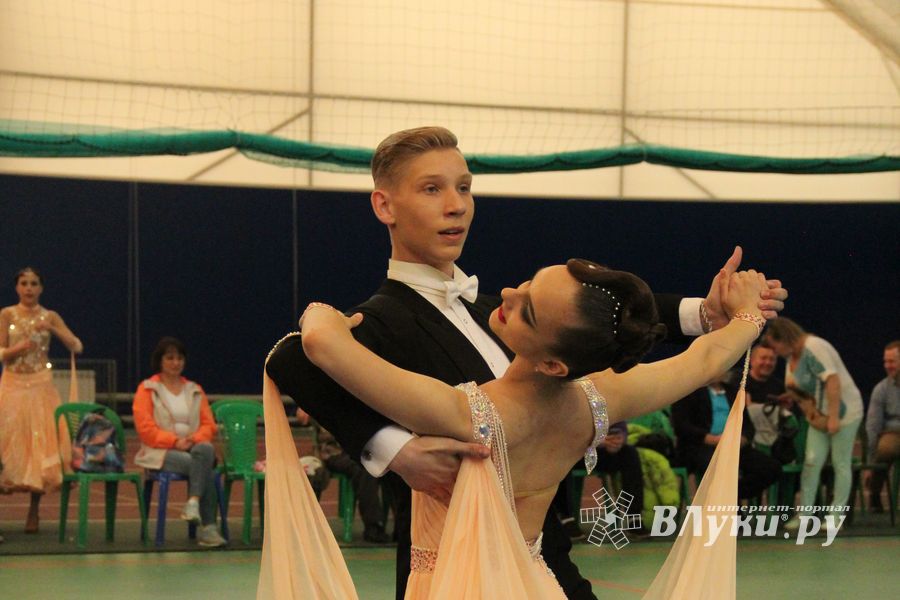В Великих Луках прошел турнир по спортивным бальным танцам (ФОТО)