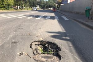 На проспекте Октябрьском провалился асфальт (ФОТО)