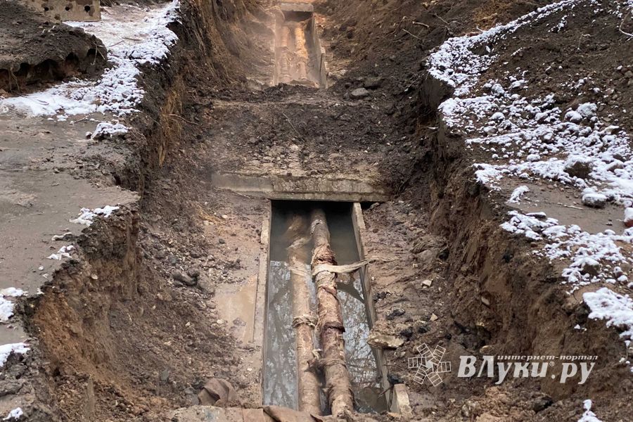 В Великих Луках восстанавливают теплоснабжение на улице Зенцовской (ФОТО)