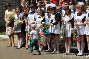 В Великих Луках прозвенели «Последние звонки»