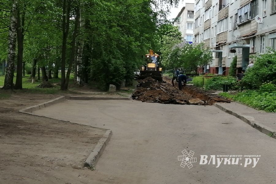 На улице Щорса благоустраивают двор (ФОТО)