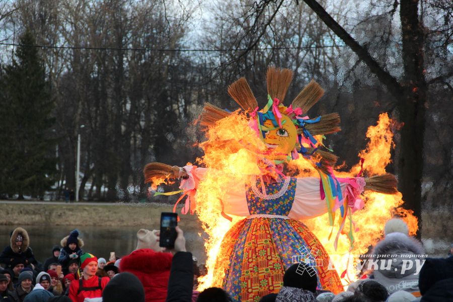 Масленичные гуляния прошли в Великих Луках (ФОТО)