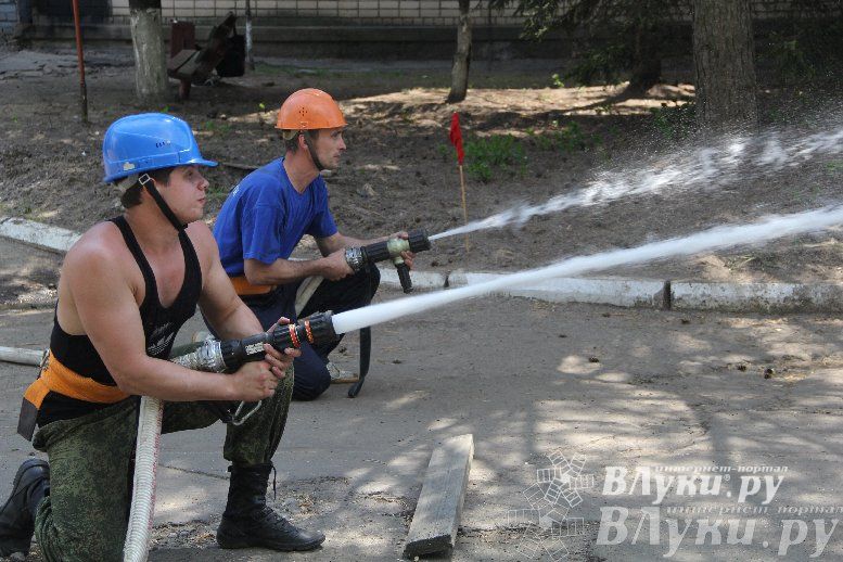 В Великих Луках прошли соревнования среди пожарных