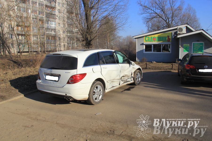 В Великих Луках столкнулись Мерседес и Мазда (фото)