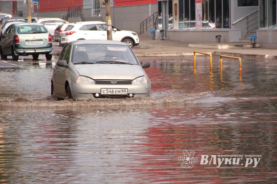 И плывем, и плаваем – Великие Луки после ливня (ФОТО)
