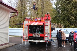 Великолукских школьников познакомили со спасательной техникой (ФОТО)