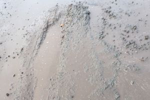 И в дождь, и в стужу бетон — на лужу (ФОТО)