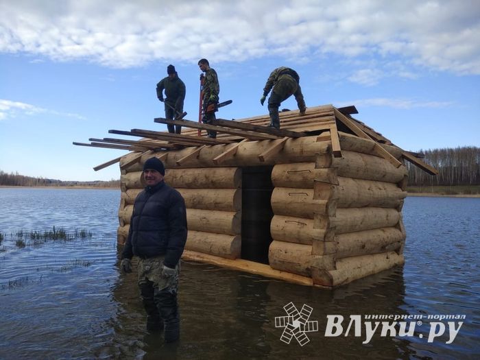 Часовню-купель в память о погибших великолукских паломниках освятили в Изборске