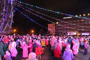 В Великих Луках зажгли Ёлку (ФОТО)