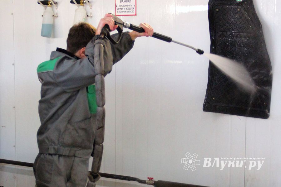 Автомойка в Великих Луках дарит подарки в День автомобилиста (ФОТО)