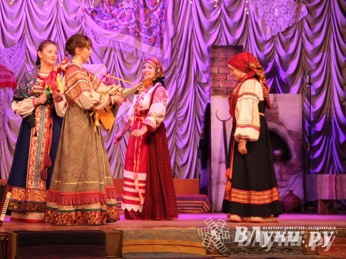 Рождественский концерт ансамбля «Заряница» прошел в Великих Луках (фото)