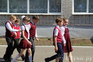 В Великих Луках прозвенели «Последние звонки»