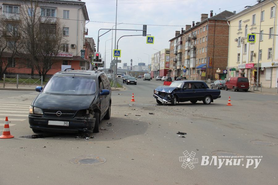 ДТП на перекрёстке Ленина-Дьяконова (ФОТО)