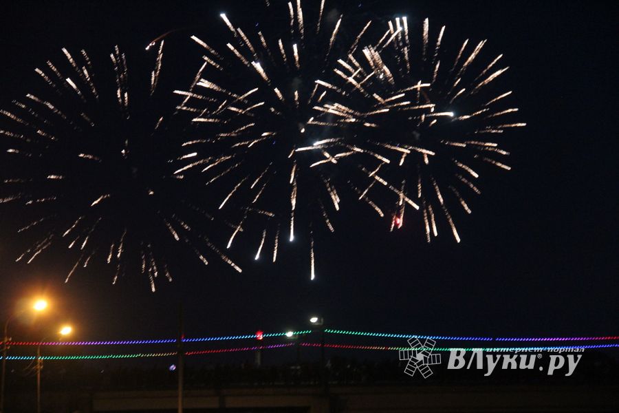 Праздничный салют в честь Дня Победы был дан в Великих Луках (ФОТО)