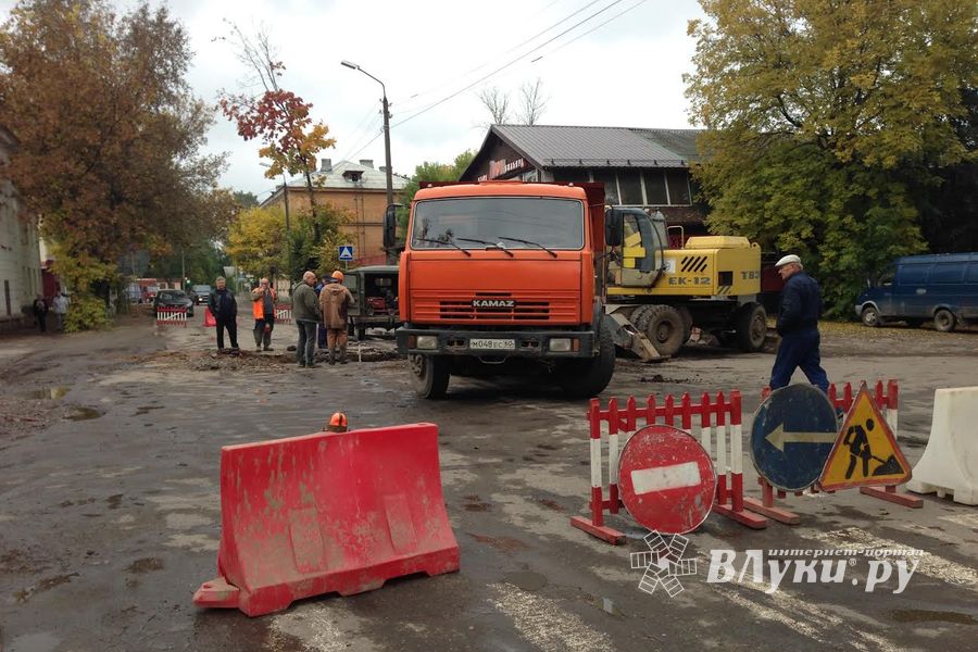 На ул. Вокзальная прорвало водопровод — дорога перекрыта (ФОТО)
