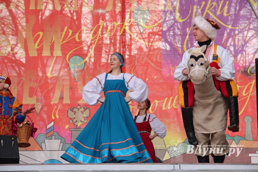 В Великих Луках проходит Весенняя ярмарка (ФОТО)