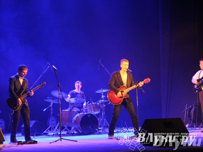 В Великих Луках прошел фестиваль живой музыки «Ставим на аватарках небо» (фото)