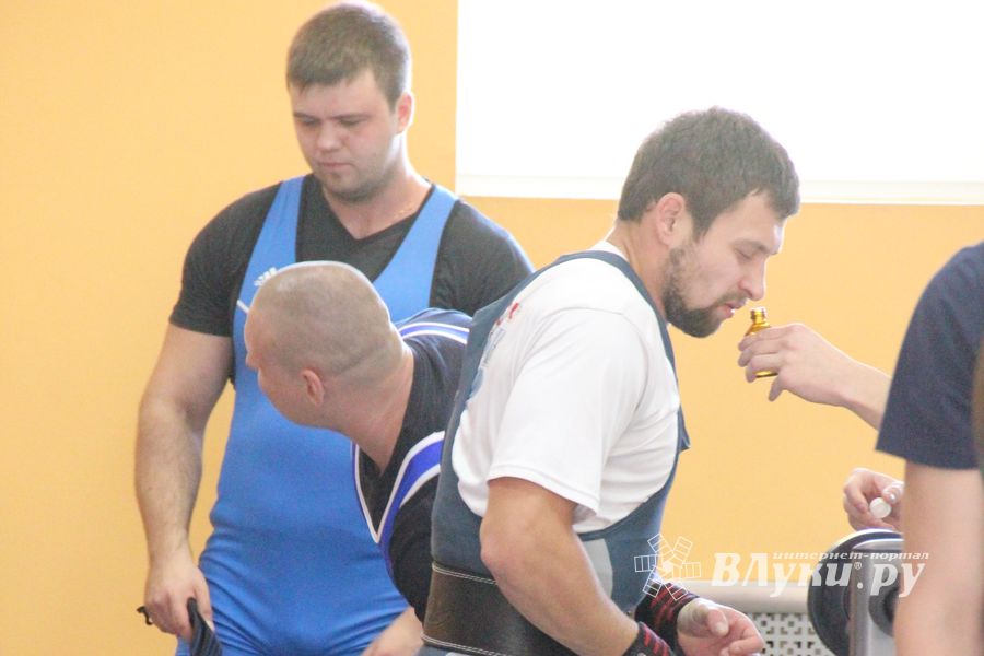 В Великих Луках прошел открытый городской турнир по пауэрлифтингу (фото)