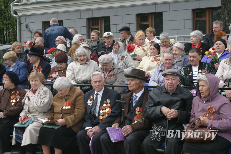 В Великих Луках прошел Военный парад