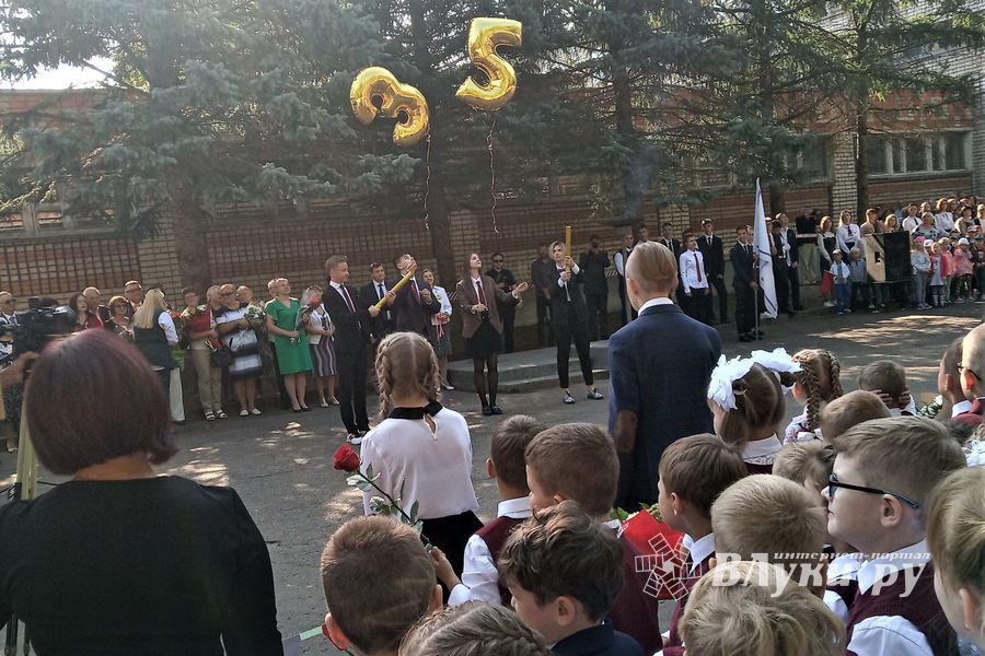 В Великих Луках торжественно встретили День знаний (ФОТО)