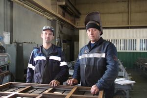 Д.В. Исаков, слесарь механо-сборочных работ, и Ю.А. Основский, электрогазосварщик цеха нестандартного оборудования