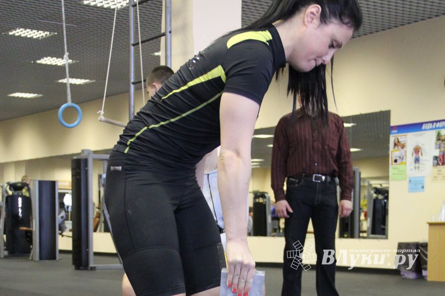 В Великих Луках состоялись Первенство города по жиму штанги и Первый Кубок города по армлифтингу (фото)