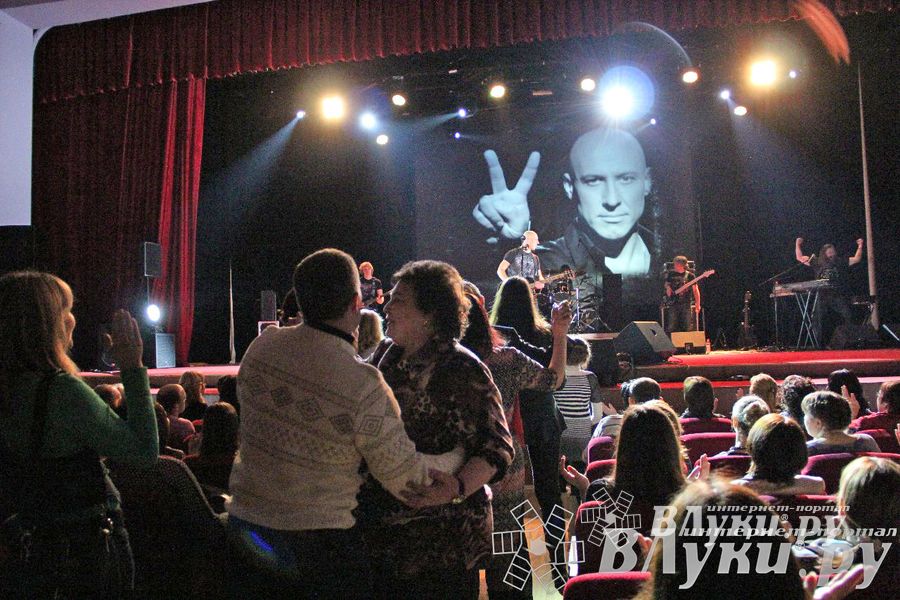 В Великих Луках состоялся концерт Дениса Майданова