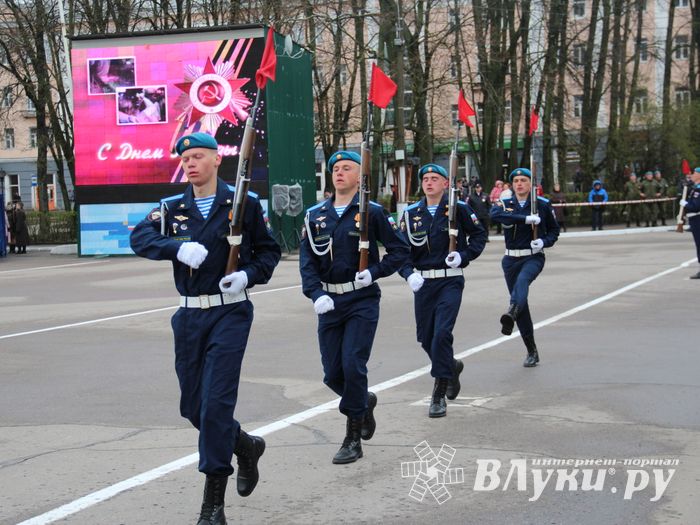 В Великих Луках прошел Парад Победы (ФОТО)