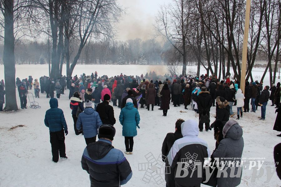 В Великих Луках встретили Масленицу
