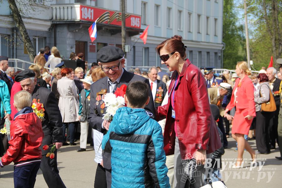 Парад Победы в Великих Луках (фото)