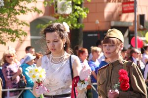 По центральному проспекту Великих Лук прошёл  «Бессмертный полк» (0+) (ФОТО)