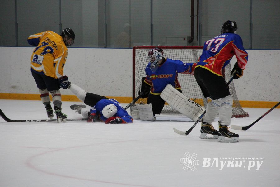 Великолукские хоккейные клубы провели матч в рамках чемпионата города (ФОТО)