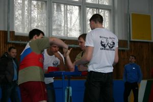 В соревнованиях по армрестлингу победили дети