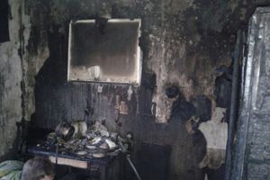 На улице Витебской в Великих Луках произошёл пожар в многоквартирном жилом доме (ФОТО)