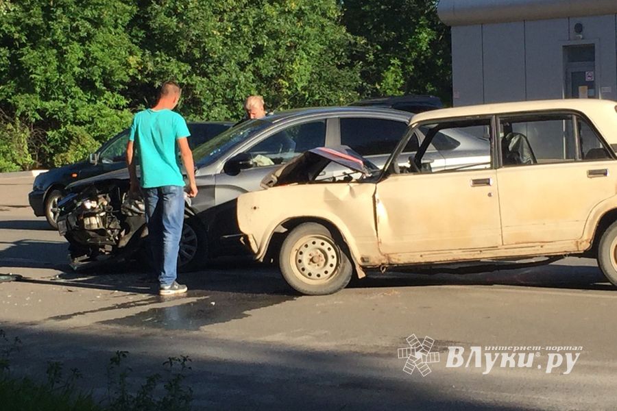 ДТП на Октябрьском в Великих Луках (ФОТО)