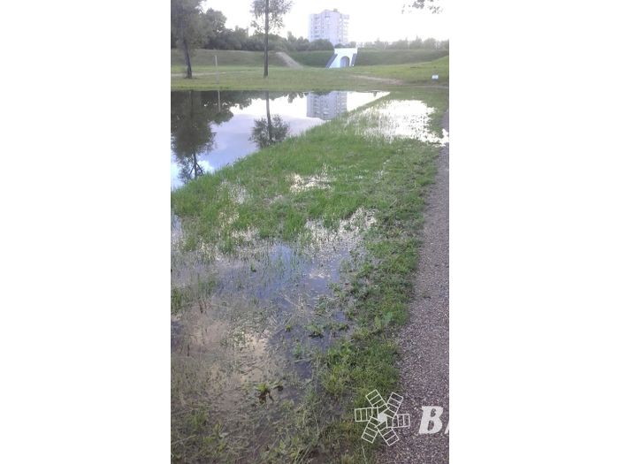 В Великолукской крепости пруд вышел из берегов (ФОТО)